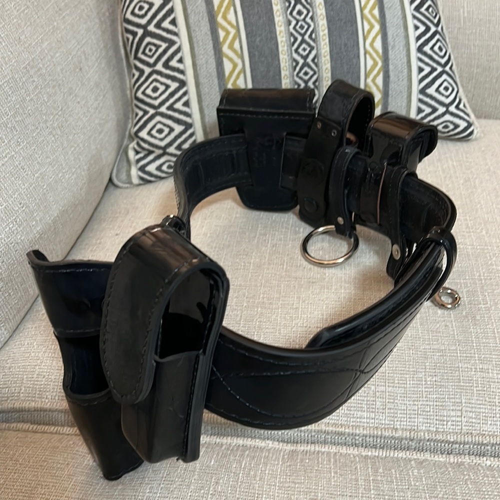 Safariland. Velcro. Duty belt. Small. W/ accessories.